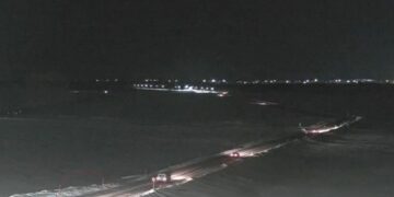 Στιγμιότυπο από το βίντεο που εμφανίζει το κονβόι των οχημάτων να κινείται μέσα στη νύχτα, στον μοναδικό δρόμο που συνδέει τη σωφρονιστική αποικία με την πλησιέστερη πόλη (φωτ.: Χ/Mediazona English)