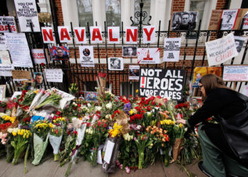 Λουλούδια και μηνύματα στη μνήμη του Αλεξέι Ναβάλνι έξω από την πρεσβεία της Ρωσίας στο Λονδίνο (φωτ.: EPA / Tolga Akmen)