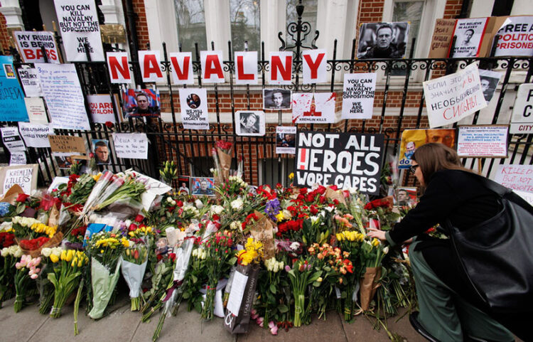 Λουλούδια και μηνύματα στη μνήμη του Αλεξέι Ναβάλνι έξω από την πρεσβεία της Ρωσίας στο Λονδίνο (φωτ.: EPA / Tolga Akmen)