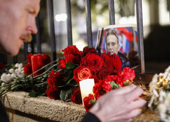 Λουλούδια για τον Ναβάλνι έξω από τη ρωσική πρεσβεία στην Τιφλίδα (φωτ.: EPA / David Mdzinarishvili)