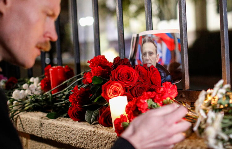Λουλούδια για τον Ναβάλνι έξω από τη ρωσική πρεσβεία στην Τιφλίδα (φωτ.: EPA / David Mdzinarishvili)