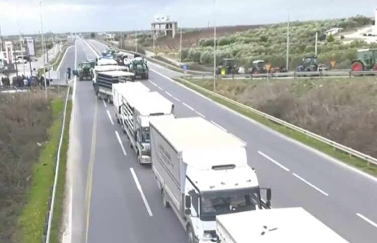 Φορτηγά και τρακτέρ στην εθνικό οδό Θεσσαλονίκης-Νέων Μουδανίων (φωτ.: glomex)