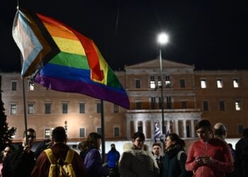 Στιγμιότυπο από τη συγκέντρωση της ΛΟΑΤΚΙ+ κοινότητας έξω από τη Βουλή, χθες, κατά την ψήφιση του νομοσχεδίου (φωτ.: EUROKINISSI/Κώστας Τζούμας)