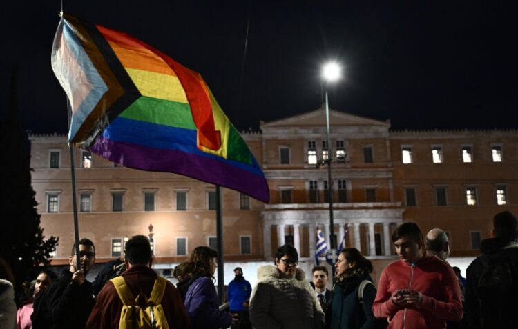 Στιγμιότυπο από τη συγκέντρωση της ΛΟΑΤΚΙ+ κοινότητας έξω από τη Βουλή, χθες, κατά την ψήφιση του νομοσχεδίου (φωτ.: EUROKINISSI/Κώστας Τζούμας)