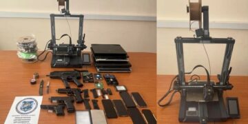 Ο τρισδιάστατος εκτυπωτής και τα όπλα που κατασκεύασαν οι τρεις νεαροί (φωτ.: Ελληνική Αστυνομία)