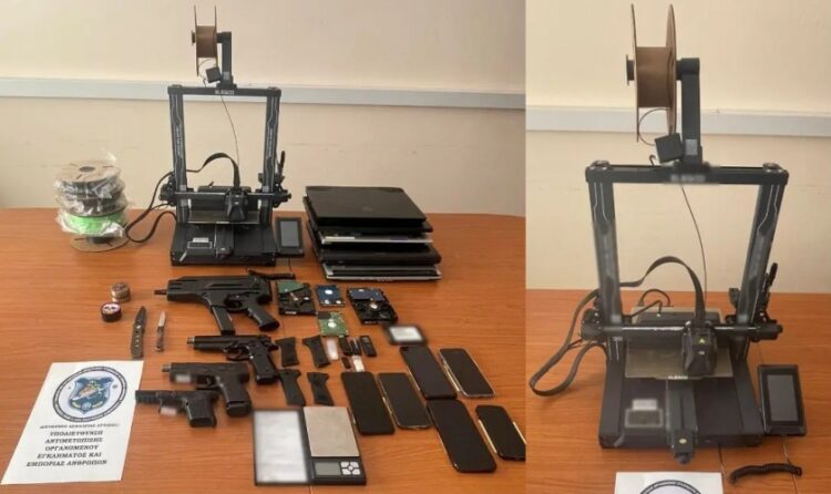 Ο τρισδιάστατος εκτυπωτής και τα όπλα που κατασκεύασαν οι τρεις νεαροί (φωτ.: Ελληνική Αστυνομία)