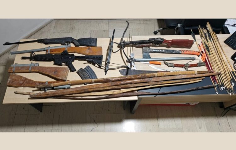 Ορισμένα από τα όπλα, αυτοσχέδια και μη, που κατάσχεσαν οι αστυνομικοί από την πολύτεκνη οικογένεια (φωτ.: Ελληνική Αστυνομία)