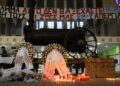 Κεριά και στεφάνια στην μνήμη των θυμάτων του δυστυχήματος στα Τέμπη, έξω από τον Νέο Σιδηροδρομικό Σταθμό Θεσσαλονίκης στις 23:21, την ίδια ώρα που είχε γίνει το δυστύχημα στα Τέμπη στις 28 Φεβρουαρίου 2023 (φωτ.:ΑΠΕ-ΜΠΕ/Αχιλλέας Χήρας)