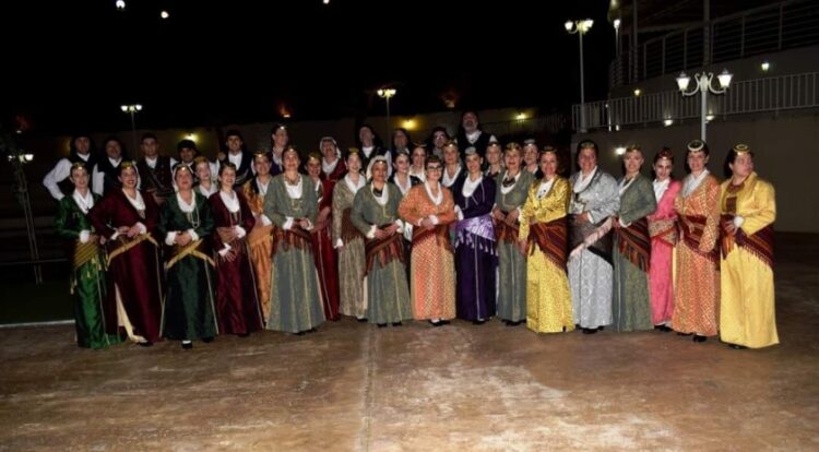 Τα χορευτικά τμήματα του συλλόγου σε αναμνηστική φωτογραφία (φωτ.: facebook/Σωματείο Παναγία Σουμελά Δήμου Θέρμης)