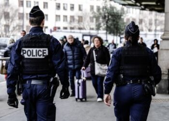Αστυνομικοί περιπολούν γύρω από τον σιδηροδρομικό σταθμό Γκαρ ντε Λιόν στο Παρίσι (φωτ.: ΕΡΑ/Teresa Suarez)