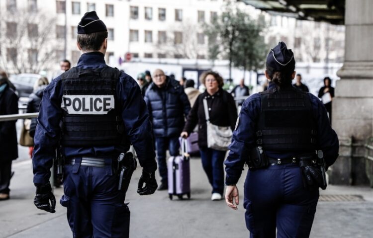 Αστυνομικοί περιπολούν γύρω από τον σιδηροδρομικό σταθμό Γκαρ ντε Λιόν στο Παρίσι (φωτ.: ΕΡΑ/Teresa Suarez)