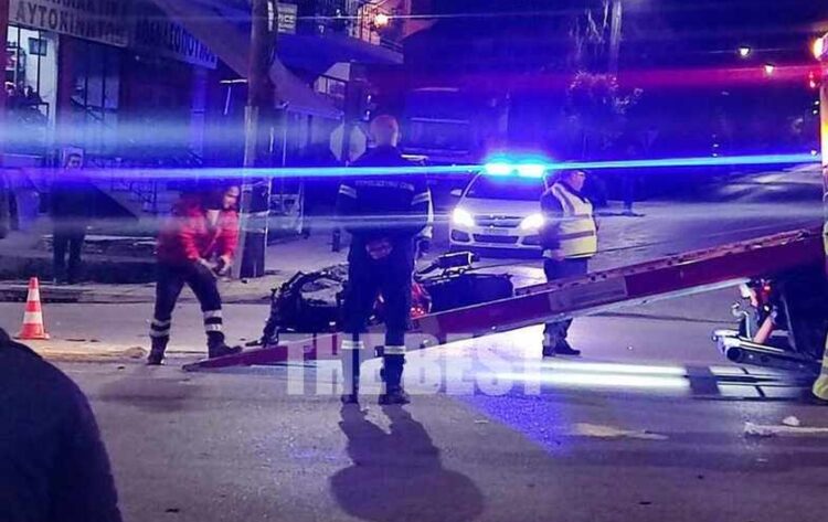 Αστυνομικοί περισυλλέγουν τη μοιραία μηχανή από τον τόπο του δυστυχήματος (φωτ.: thebest.gr)