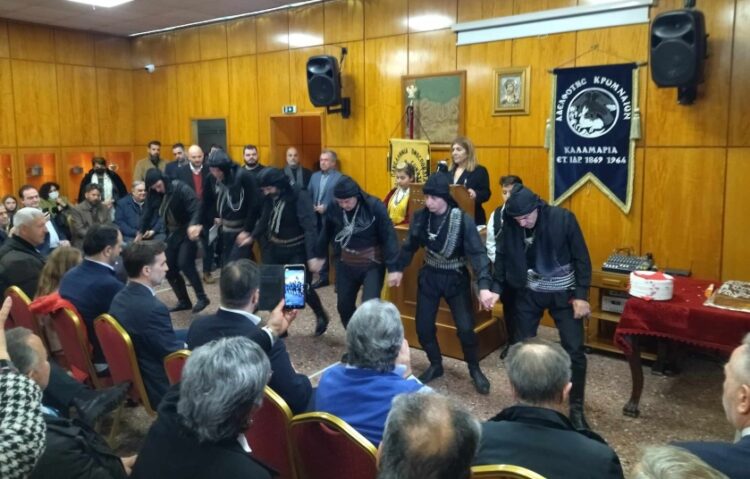 Χορευτές της Αδελφότητας Κρωμναίων Καλαμαριάς και της Καλλιτεχνικής Στέγης Βορείου Ελλάδος χόρεψαν Σέρρα στη διάρκεια της εκδήλωσης (φωτ.: Ρωμανός Κοντογιαννίδης)
