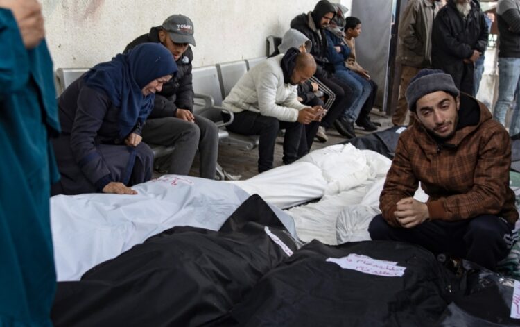 Παλαιστίνιοι θρηνούν πάνω από τις σορούς συγγενών τους, οι οποίοι σκοτώθηκαν μετά από ισραηλινή αεροπορική επιδρομή στη Ράφα (φωτ.: EPA/Haitham Imad)
