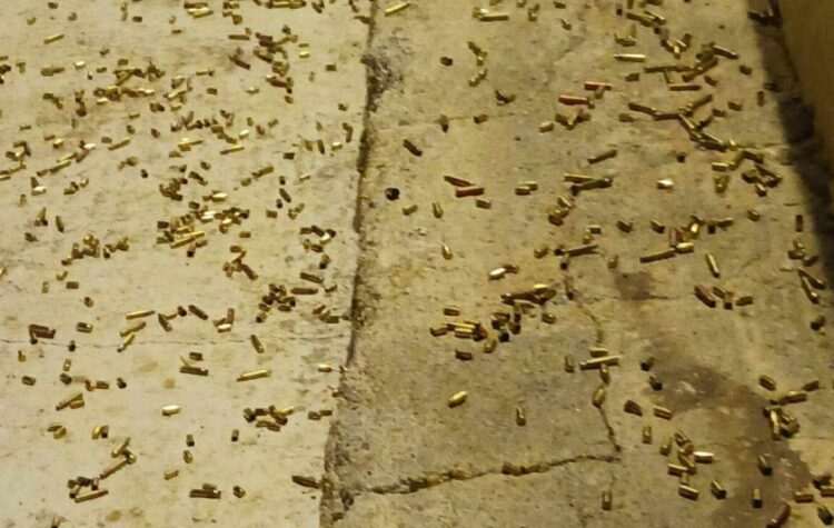 Εκατοντάδες κάλυκες κείτονται στο έδαφος έξω από το κέντρο όπου δόθηκε η δεξίωση της βάπτισης (φωτ.: cretalive.gr)