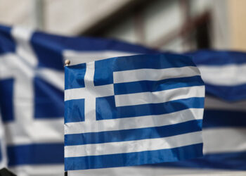 Ελληνικές σημαίες ανεμίζουν στον αέρα (φωτ.: EUROKINISSI / Θανάσης Καλλιάρας)