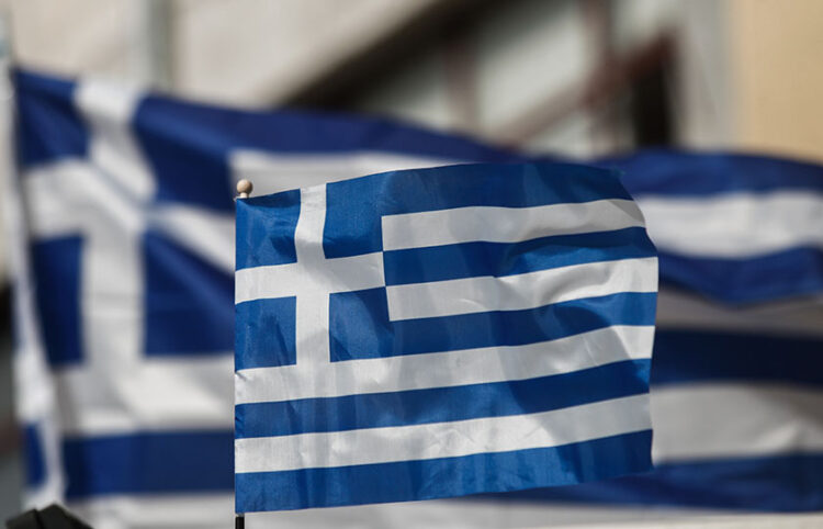 Ελληνικές σημαίες ανεμίζουν στον αέρα (φωτ.: EUROKINISSI / Θανάσης Καλλιάρας)