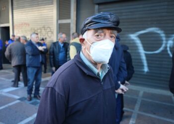 Συνταξιούχος στη διάρκεια παλιότερης διαμαρτυρίας στο υπουργείο Εργασίας (φωτ.: EUROKINISSI/Γιάννης Παναγόπουλος)