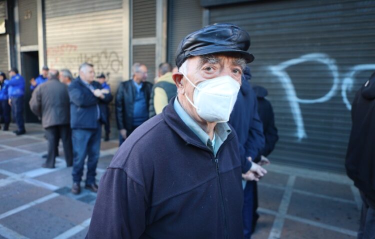 Συνταξιούχος στη διάρκεια παλιότερης διαμαρτυρίας στο υπουργείο Εργασίας (φωτ.: EUROKINISSI/Γιάννης Παναγόπουλος)
