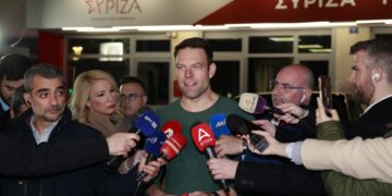 Ο Στέφανος Κασσελάκης κάνει δηλώσεις στους δημοσιογράφους μετά τη συνεδρίαση της Πολιτικής Γραμματείας του ΣΥΡΙΖΑ (φωτ.: EUROKINISSI/Γιώργος Κονταρίνης)