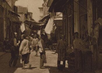 Δρόμος στην αγορά της Σμύρνης. Φωτογραφία του Φρεντερίκ Μπουασονά σε λεύκωμα του 1919 (πηγή: Ελληνική Βιβλιοθήκη - Κοινωφελές Ίδρυμα Αλέξανδρος Σ. Ωνάσης)