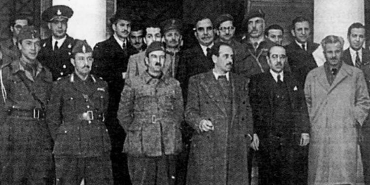 Αμέσως μετά την υπογραφή της Συμφωνίας της Βάρκιζας. Από αριστερά: Σκομπορίνας, Σαράφης, Σιάντος, Τσιριμώκος, Σοφιανόπουλος, Παρτσαλίδης, Μπαρούτσος. Πίσω, στο κέντρο, ο Μαρκόπουλος και ο στρατηγός Κατσώτας