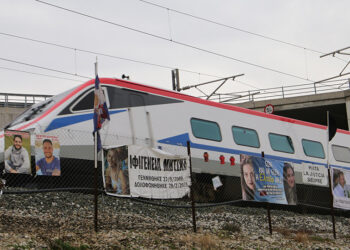 Στιγμιότυπο από το τρισάγιο που έγινε στα Τέμπη για τα θύματα του σιδηροδρομικού δυστυχήματος (φωτ.: EUROKINISSI)