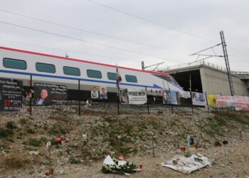 Τα τρένα σφυρίζουν κάθε φορά που περνούν από το σημείο της τραγωδίας (φωτ.: EUROKINISSI)