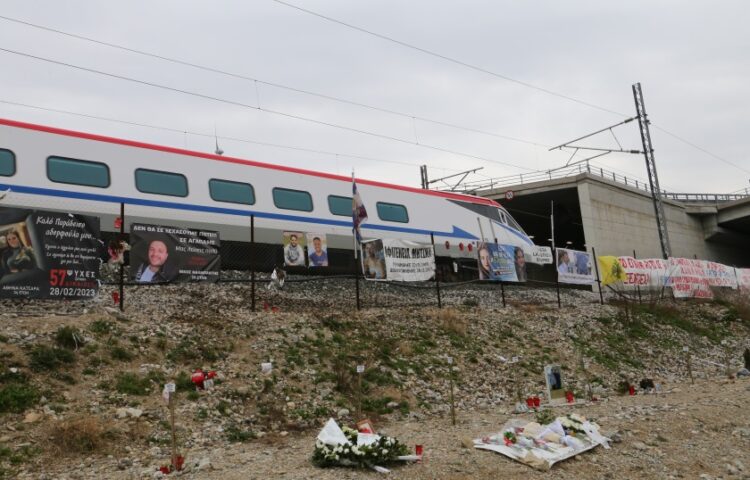 Τα τρένα σφυρίζουν κάθε φορά που περνούν από το σημείο της τραγωδίας (φωτ.: EUROKINISSI)