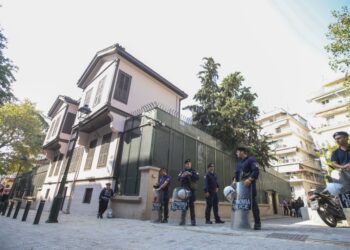 Αστυνομικοί έξω από το τουρκικό προξενείο στη Θεσσαλονίκη, το οποίο αποτελεί σημαντικό πόλο έλξης των Τούρκων τουριστών στην πόλη (φωτ.: ΜΟΤΙΟΝΤΕΑΜ/Γιώργος Κωνσταντινίδης)