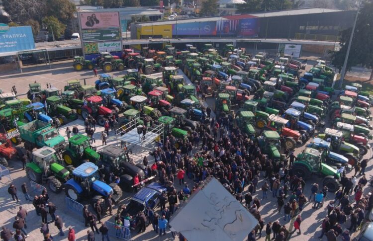 Οι αγρότες συγκέντρωσαν τα τρακτέρ στη νότια πύλη της ΔΕΘ (φωτ.: ΜΟΤΙΟΝΤΕΑΜ/Βασίλης Βερβερίδης)