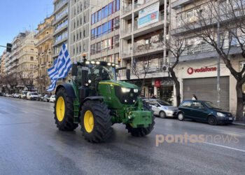 Τα τρακτέρ «όργωσαν» την οδό Τσιμισκή στο κέντρο της Θεσσαλονίκης (φωτ.: Γιώργος Κουρκουρίκης)
