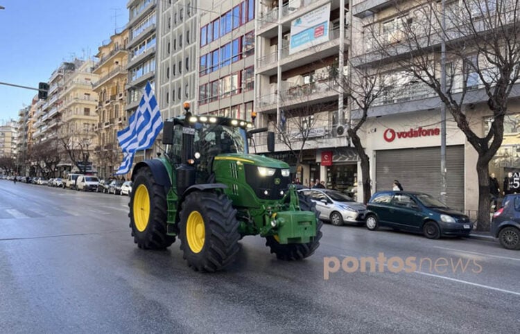 Τα τρακτέρ «όργωσαν» την οδό Τσιμισκή στο κέντρο της Θεσσαλονίκης (φωτ.: Γιώργος Κουρκουρίκης)