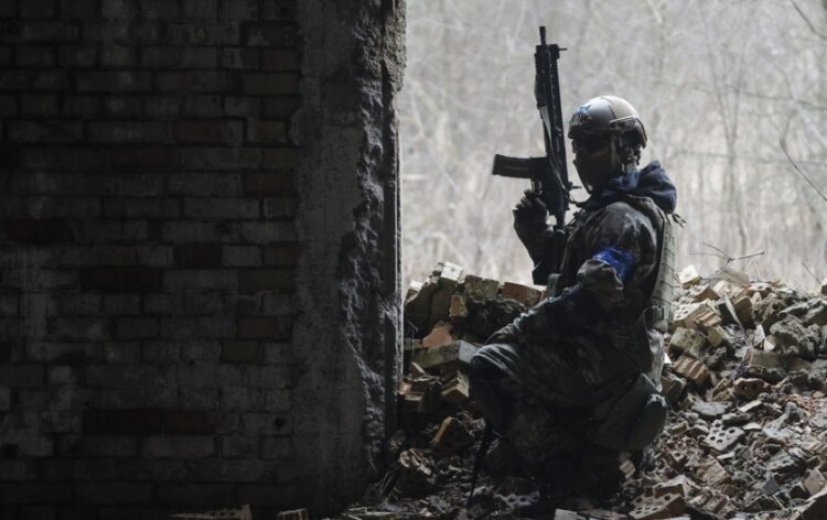Ουκρανός πολίτης εκπαιδεύεται ως στρατιώτης σε ειδική μονάδα εθελοντών κοντά στο Κίεβο (φωτ. EPA/Sergey Dolzhenko)