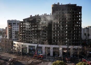 Ολοσχερώς καμένο το κτήριο στη Βαλένθια (φωτ.: EPA/Biel Alino)