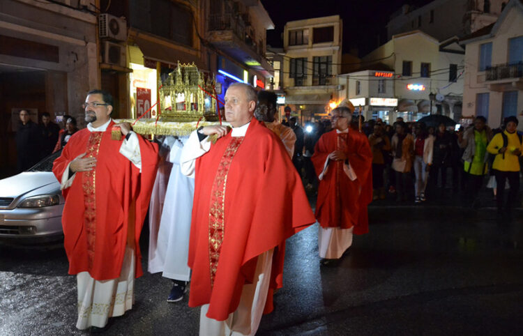 Λιτανεία των λειψάνων του Αγίου Βαλεντίνου στους δρόμους της Μυτιλήνης (φωτ. αρχείου: ΑΠΕ ΜΠΕ / STR)