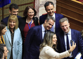 Χαμόγελα και σέλφι στη Βουλή μετά την ψήφιση του νομοσχεδίου (φωτ.:EUROKINISSI / Γιώργος Κονταρίνης)