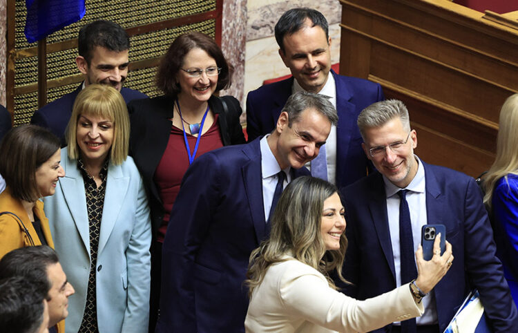 Χαμόγελα και σέλφι στη Βουλή μετά την ψήφιση του νομοσχεδίου (φωτ.:
EUROKINISSI / Γιώργος Κονταρίνης)