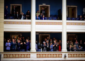 Χειροκροτήματα στα θεωρεία της Βουλής μετά την ολοκλήρωση της ψηφοφορίας και την επίτευξη του θετικού αποτελέσματος (φωτ.: EUROKINISSI/Γιώργος Κονταρίνης)