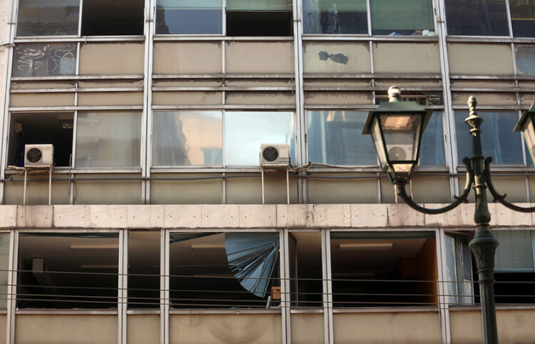 Σπασμένα παράθυρα στο υπουργείο Εργασιας από την έκρηξη βόμβας που σημειώθηκε ξημερώματα του Σαββάτου (φωτ.: ΑΠΕ-ΜΠΕ /Αλέξανδρος Μπελτές)