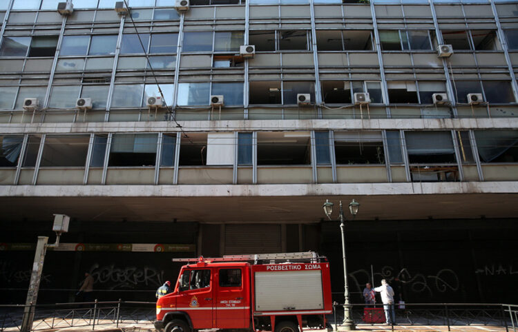 Σπασμένα παράθυρα στο υπουργείο Εργασιας στην οδό Σταδίου στο κέντρο της Αθήνας (φωτ.: ΑΠΕ-ΜΠΕ / Αλέξανδρος Μπελτές)