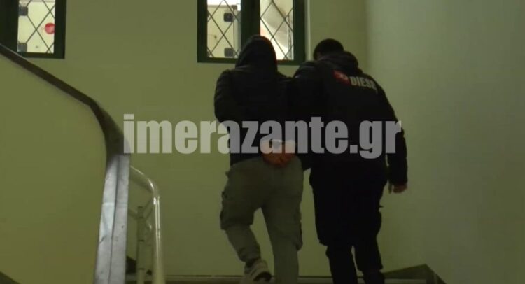 Αστυνομικός οδηγεί τον 27χρονο στον εισαγγελέα Ζακύνθου (φωτ.: .imerazante.gr)