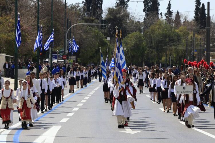 Παρέλαση μαθητών, σπουδαστών, προσκόπων και οδηγών μπροστά από το Μνημείο του Άγνωστου Στρατιώτη στην Αθήνα για την εθνική επέτειο της 25ης Μαρτίου στην Αθήνα, Κυριακή 24 Μαρτίου 2024 
(φωτ.: Γιώργος Κονταρίνης/ EUROKINISSI)