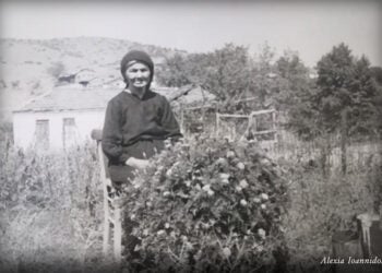 Η Τασία Λαΐδου στον κήπο της στη Μεταμόρφωση του νομού Κιλκίς τη δεκαετία του ’60 (φωτ.: αρχείο Αντιγόνης Ιωαννίδου)