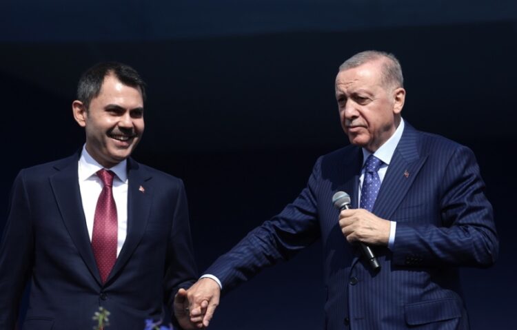 O τούρκος πρόεδρος Ρετζέπ Ταγίπ Ερντογάν κρατά το χέρι του υποψηφίου δημάρχου του κόμματός του για την Κωνσταντινούπολη Μουράτ Κουρούμ σε προεκλογική συγκέντρωση στην οποία όχι μόνο παραβρέθηκε αλλά και κεντρικός ομιλητής (φωτ.: EPA/Erdem Sahin)