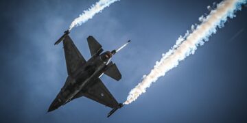 Αεροσκάφος F16 σε ακροβατικούς ελιγμούς (φωτ. αρχείου: Υπουργείο Εθνικής Άμυνας)