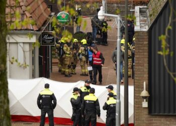 Αστυνομικοί και μέλη των συνεργείων διάσωσης στο κέντρο του Έντε, στην Ολλανδίας (φωτ.: EPA/ Persbureau Heitink)