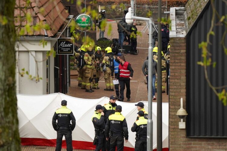 Αστυνομικοί και μέλη των συνεργείων διάσωσης στο κέντρο του Έντε, στην Ολλανδίας (φωτ.: EPA/ Persbureau Heitink)