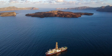 Το ερευνητικό σκάφος «Joides» στην καλδέρα της Σαντορίνης, με φόντο το ηφαίστειο της Νέας Καμένης (φωτ.: Thomas Ronge, JRSO IODP)