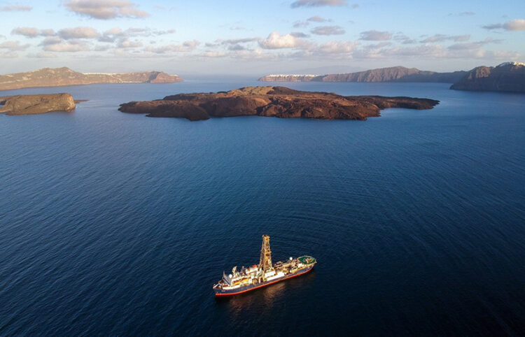 Το ερευνητικό σκάφος «Joides» στην καλδέρα της Σαντορίνης, με φόντο το ηφαίστειο της Νέας Καμένης (φωτ.: Thomas Ronge, JRSO IODP)